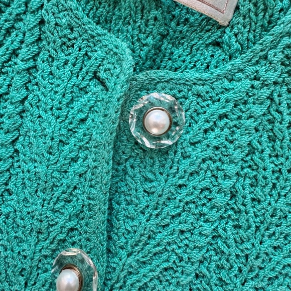 💚✨ Cozy & Chic! ✨With one pearl missing - Picture 6 of 9